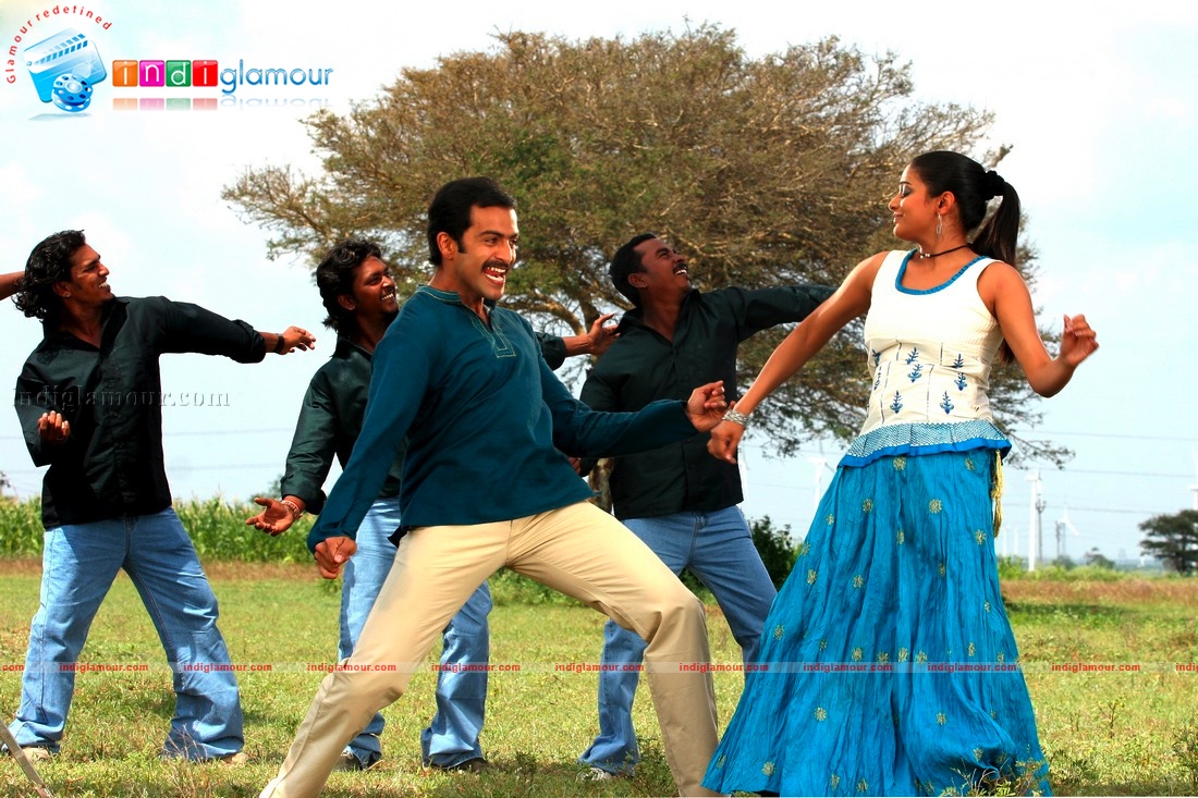 Ninaithale Inikkum Movie hd photo